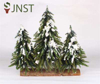 Kleine kerstboom voor Kerstmis voor miniatuurscènes